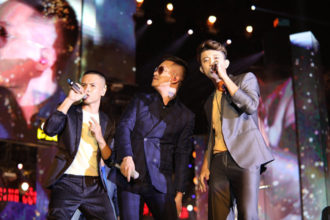 OPlus hòa giọng với chủ nhân đêm nhạc trong ca khúc Đam mê. Trong phần chia sẻ, trưởng nhóm OPlus cho biết nhóm được ca sĩ Tuấn Hưng giúp đỡ rất nhiều trong nghề nghiệp. Đàn anh cũng là tấm gương về đam mê và nghị lực vượt qua khó khăn đối với các thành viên trong nhóm.