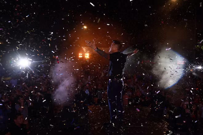 Tuấn Hưng cho biết anh sinh ra đã được 40 năm, trong đó có 20 năm dành cho công việc. Đã có lúc nam ca sĩ nghĩ sẽ dừng tất cả để ở bên vợ con, bố mẹ nhưng rồi không thể. Tuấn Hưng tâm nguyện mình đã sống tốt thì hãy sống tốt hơn. Anh nhiều lần gửi lời cảm ơn khán giả vì đã đến với live show kỷ niệm 20 năm ca hát của mình. Live show Cảm ơn khép lại vào lúc 22h30 sau hơn 2 tiếng, và thực sự để lại nhiều cảm xúc.