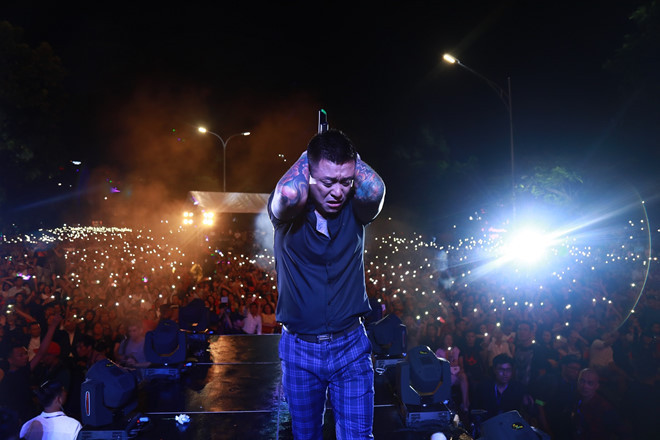 Khoảng gần 10.000 khán giả đã đến với đêm nhạc của Tuấn Hưng, đứng chật kín một phần phố đi bộ. Nhiều khoảnh khắc, khán giả bật đèn flash và hòa giọng cùng ca sĩ. Tình cảm của mọi người khiến giọng ca sinh năm 1978 không khỏi xúc động. Nhiều lần Tuấn Hưng quay đi, ôm mặt hoặc cúi người khóc.