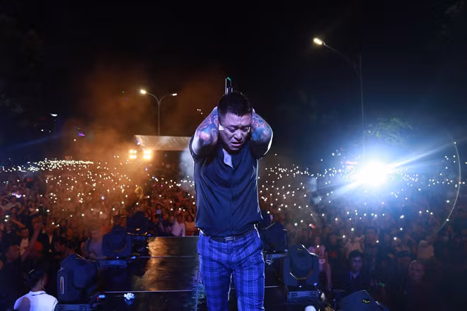 Khoảng gần 10.000 khán giả đã đến với đêm nhạc của Tuấn Hưng, đứng chật kín một phần phố đi bộ. Nhiều khoảnh khắc, khán giả bật đèn flash và hòa giọng cùng ca sĩ. Tình cảm của mọi người khiến giọng ca sinh năm 1978 không khỏi xúc động. Nhiều lần Tuấn Hưng quay đi, ôm mặt hoặc cúi người khóc.