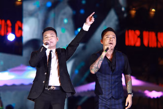 Ca sĩ Tuấn Hưng solo khoảng 20 ca khúc, ngoài ra anh kết hợp với một số khách mời, trong đó có Khắc Việt. Cả hai kết hợp ăn ý trong Vẫn nhớ - Chia xa.