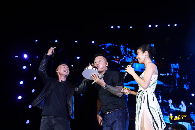 Ở phần cuối của chương trình, Tú Dưa hát mừng sinh nhật bạn thân. Dù sinh nhật Tuấn Hưng đã qua hơn 20 ngày nhưng khán giả vẫn cùng hát vang ca khúc Happy Birthday như lời chúc mừng sinh nhật muộn dành cho giọng ca Ngựa hoang.