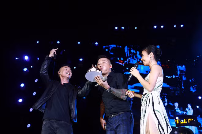 Ở phần cuối của chương trình, Tú Dưa hát mừng sinh nhật bạn thân. Dù sinh nhật Tuấn Hưng đã qua hơn 20 ngày nhưng khán giả vẫn cùng hát vang ca khúc Happy Birthday như lời chúc mừng sinh nhật muộn dành cho giọng ca Ngựa hoang.