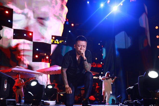 "Tuấn Hưng luôn được đánh giá hoang dã. Tôi có ngày hôm nay không phải vì tôi giỏi mà vì tôi may mắn có những người bạn ở bên, tôi thành công như ngày hôm nay không phải vì tôi hát hay mà vì tôi hát từ trái tim mình. Tất cả mọi điều tồn tại đều xuất phát từ tình yêu”, Tuấn Hưng nói trước khán giả.