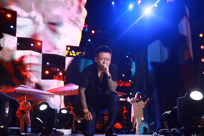 "Tuấn Hưng luôn được đánh giá hoang dã. Tôi có ngày hôm nay không phải vì tôi giỏi mà vì tôi may mắn có những người bạn ở bên, tôi thành công như ngày hôm nay không phải vì tôi hát hay mà vì tôi hát từ trái tim mình. Tất cả mọi điều tồn tại đều xuất phát từ tình yêu”, Tuấn Hưng nói trước khán giả.