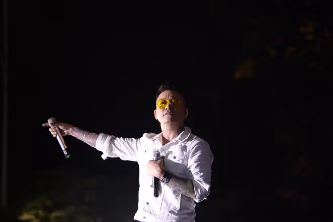 Tuan Hung khoc truoc 10.000 khan gia trong live show “Cam on“