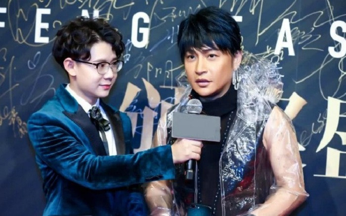 Nam diễn viên tự tin rảo bước với set đồ gây "đau mắt" và khó hiểu. MC của chương trình có ý kiến: "Trông anh như không mặc quần", Trần Chí Bằng đáp lại: "Lần sau tôi sẽ đeo thêm kính áp tròng, còn anh nên làm việc chăm chỉ hơn đi".