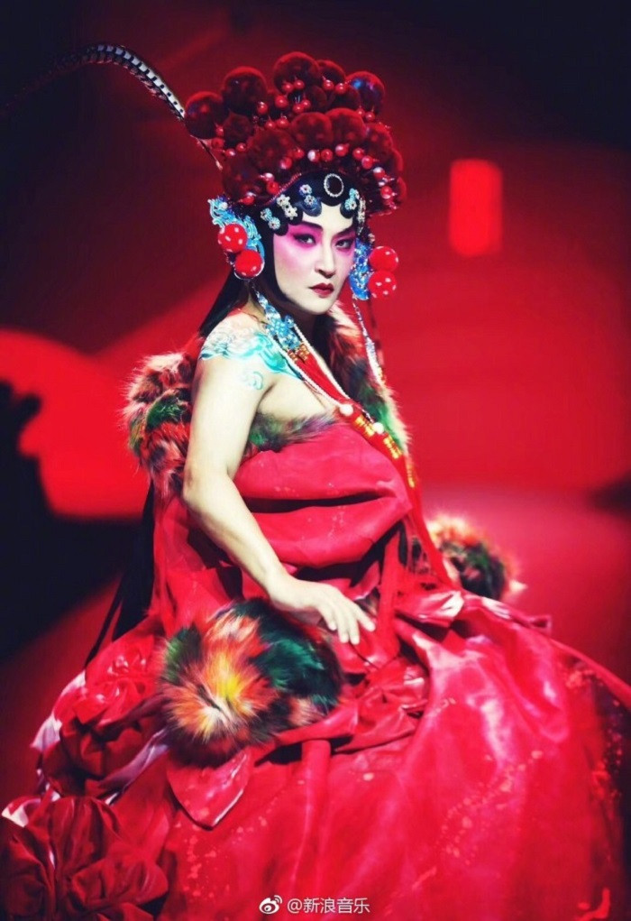 Trước đó, Trần Chí Bằng từng không ít lần lên top tìm kiếm mạng xã hội Weibo khi khoác lên mình những trang phục khó hiểu, có phần nữ tính. Mới đây, anh còn "giả gái" và mặc set đồ cồng kềnh khi xuất hiện tại sàn catwalk của 1 sự kiện thời trang.