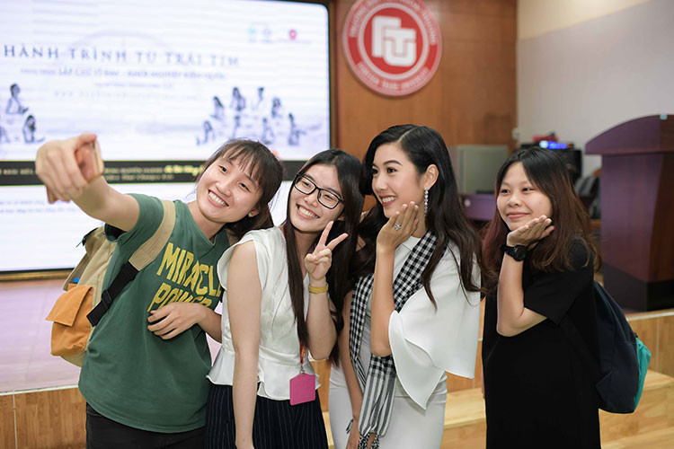 Người đẹp Thúy Vân cho biết, để có được thành công như hôm nay là do cô luôn khát khao khẳng định mình. “Thúy Vân không ngại thử thách mình ở những lĩnh vực khác nhau. Vân quan niệm, phụ nữ cũng như đàn ông, nên tự do lựa chọn công việc mình thích và theo đuổi ước mơ của mình đến cùng”.