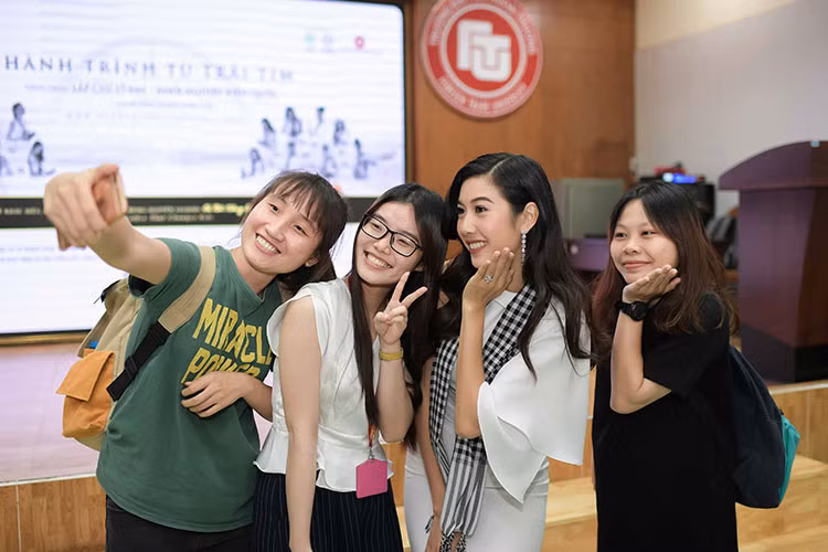 Người đẹp Thúy Vân cho biết, để có được thành công như hôm nay là do cô luôn khát khao khẳng định mình. “Thúy Vân không ngại thử thách mình ở những lĩnh vực khác nhau. Vân quan niệm, phụ nữ cũng như đàn ông, nên tự do lựa chọn công việc mình thích và theo đuổi ước mơ của mình đến cùng”.