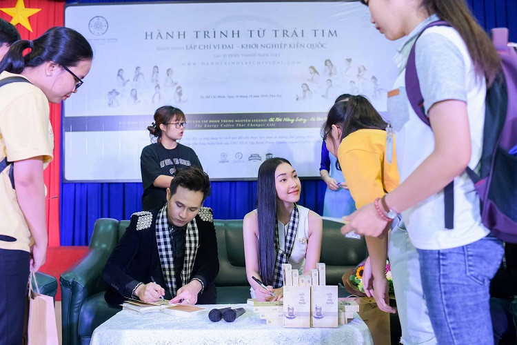 Nguyên Vũ và Ngọc Trân ký tặng sách trong chương trình.