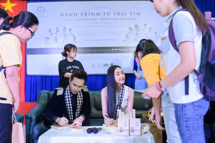 Nguyên Vũ và Ngọc Trân ký tặng sách trong chương trình.