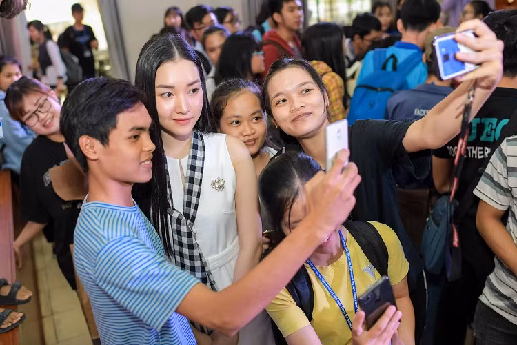 Mới đây nhất, Ngọc Trân giữ vai trò host trong "Nàng thơ xứ Huế" - chương trình hợp tác giữa Việt Nam và Hàn Quốc, giới thiệu tinh hoa văn hoá con người Việt Nam mà đặc biệt là xứ Huế.