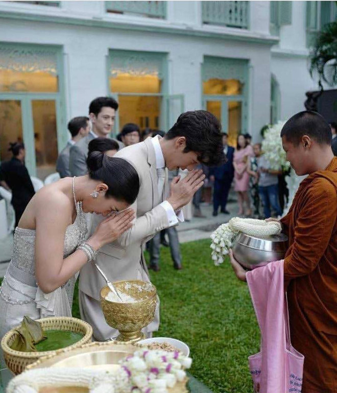 Sau khi hẹn hò, tên tuổi của cả hai cộng hưởng và họ trở thành một trong những cặp sao quyền lực nhất làng giải trí Thái Lan. Họ cùng nhau vượt qua bão dư luận và chính thức kết hôn sau gần 4 năm hẹn hò.