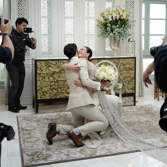 Cuối buổi lễ, cả hai ôm chầm nhau hạnh phúc. Lễ cưới đình đám này thu hút rất nhiều khách, mời đều là những tên tuổi nổi tiếng trong giới giải trí Thái Lan.