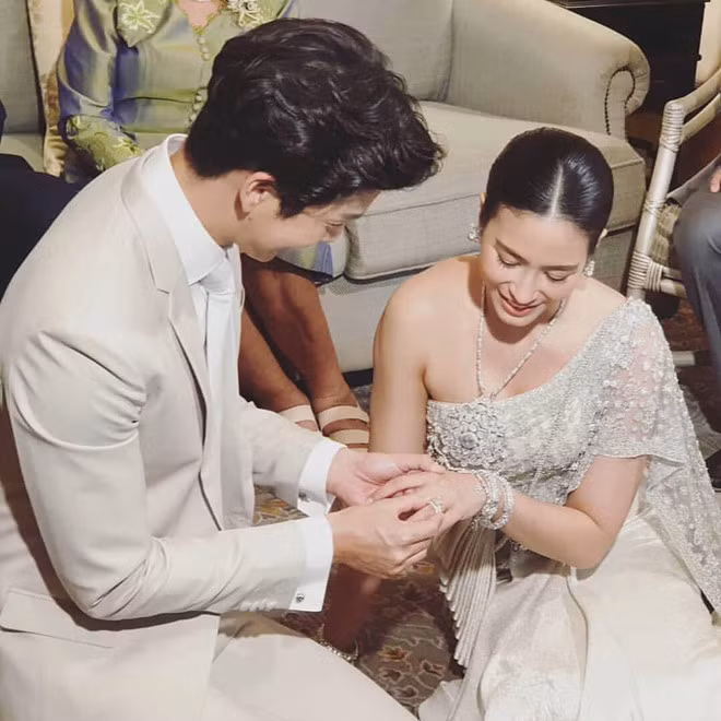 Chú rể trao nhẫn cưới cho cô dâu và lập lời thề trọn đời chung thuỷ. Trước khi đến với Jooy, Push nổi tiếng là chàng trai đào hoa. Thâm chí trong thời gian hẹn hò với Jooy, anh có vướng tin đồn hẹn hò các bạn diễn nữ xinh đẹp. Nam diễn viên phủ nhận và khẳng định anh chỉ dành tình cảm duy nhất cho người bạn đời của mình.