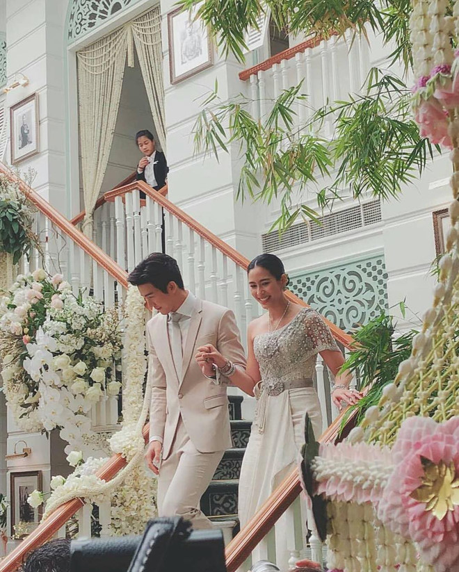 Nam diễn viên Push Puttichai kém vợ 3 tuổi nhưng nổi tiếng hơn hẳn. Chuyện tình của cả hai cũng vấp phải nhiều ý kiến phản đối từ các fan. Push và Jooy yêu nhau vào thời điểm anh đang ở đỉnh cao của sự nghiệp. Anh gây bão với ngoại hình đẹp trai, lãng tử trẻ trung và các vai diễn ấn tượng. Khi đó Push phủ sóng khắp đất Thái thì Jooy vẫn chỉ là nữ diễn viên truyền hình kém tiếng.