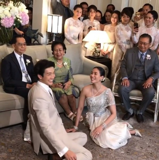 Nghi thức tuyền thống của hôn lễ diễn ra trong không khí ngập tràn tiếng cười của gia đình hai bên. Cặp sao quỳ gối làm lễ trước mặt bố mẹ và dành cho nhau những chia sẻ ngọt ngào, xúc động.