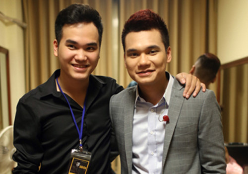 Khac Viet bi chi trich vi chui the tuc tiu tren mang xa hoi