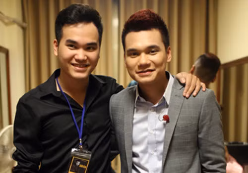 Khac Viet bi chi trich vi chui the tuc tiu tren mang xa hoi