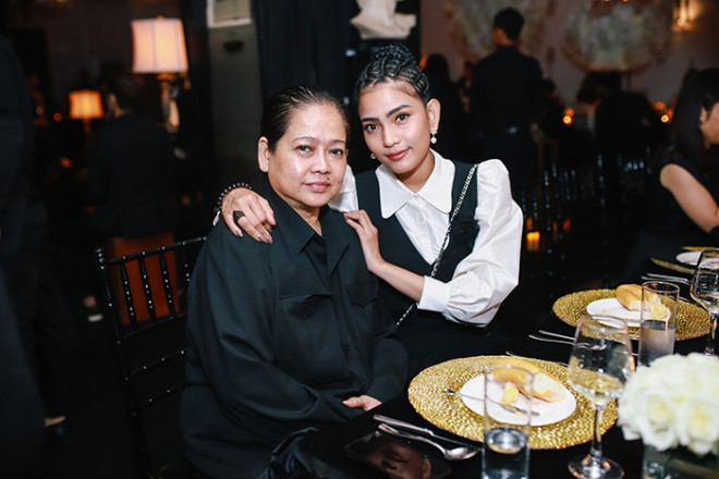 Á hậu Trương Thị May và mẹ.