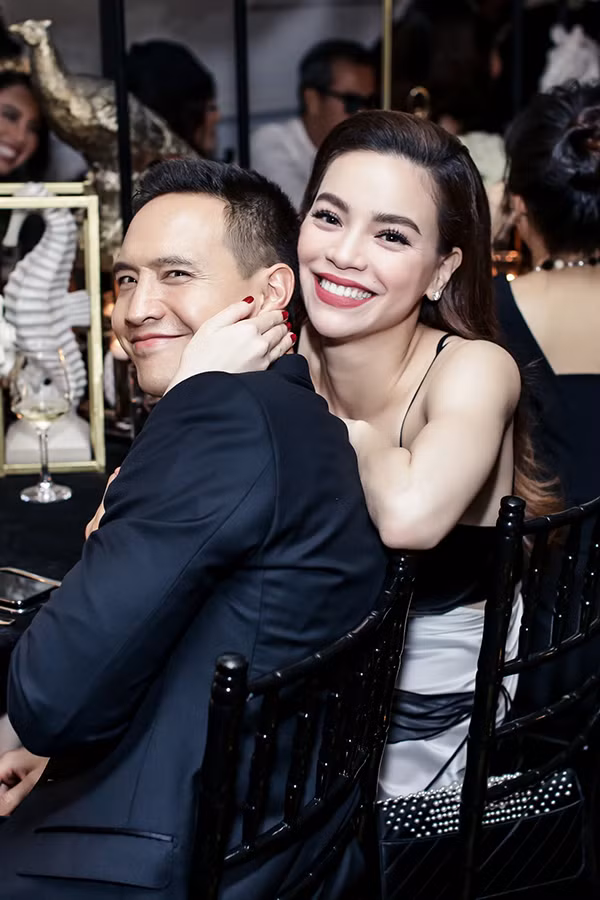 Trong suốt sự kiện, Kim Lý và Hà Hồ quấn quýt bên nhau không rời. Thi thoảng, ống kính truyền thông còn chụp lại được khoảnh khắc anh đắm đuối nhìn người yêu với ánh mắt say mê trìu mến. Hồ Ngọc Hà cũng không ngại ngần ôm cổ và bẹp má bạn trai vô cùng hạnh phúc. 
