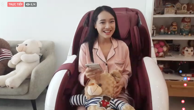 Nha Phuong lai lo bung to dung trong luc livestream-Hinh-3