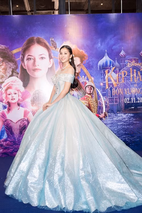 Nàng hậu tuổi 18 như một công chúa thực thụ bước ra từ thế giới cổ tích.