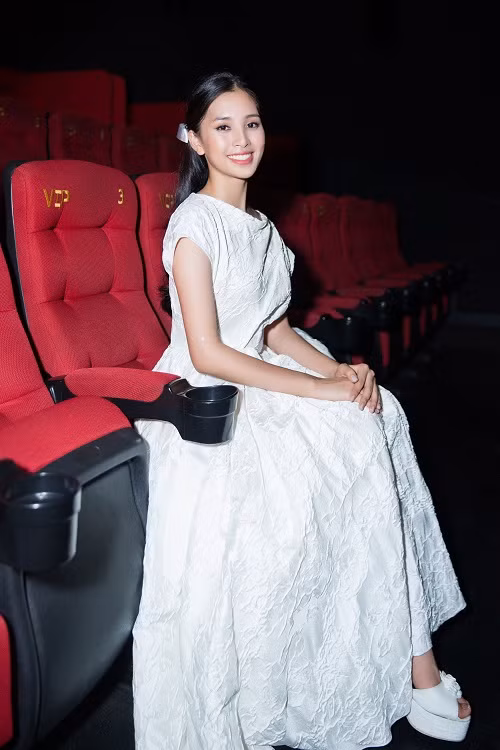 Ngoài bộ đầm công chúa, Hoa hậu Tiểu Vy còn diện bộ trang phục nhẹ nhàng của NTK Vũ Ngọc &amp; Son. 