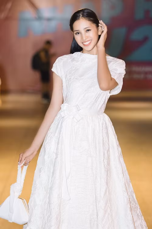 Hiện tại Tiểu Vy theo học chương trình liên kết với ĐH Sunderland (Vương quốc Anh) tại trường Đại học Sư phạm Kỹ thuật TP.HCM.