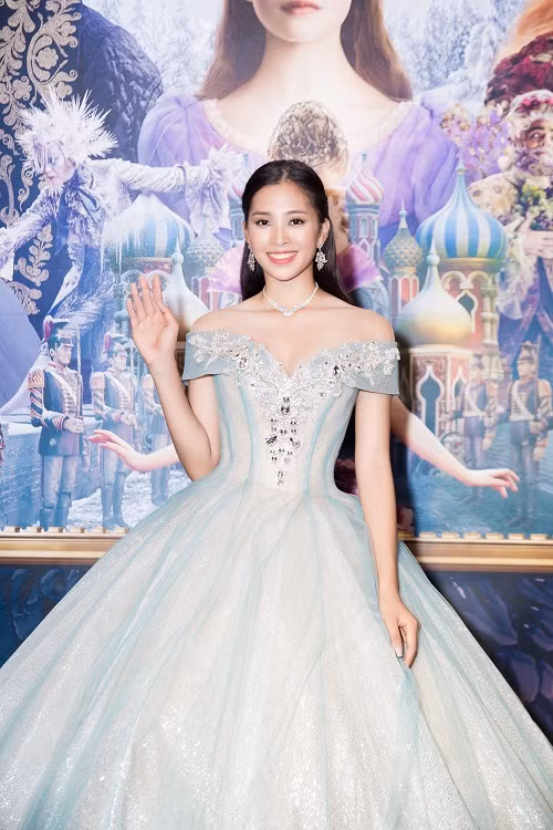 Xuất hiện trong sự kiện ra mắt bộ phim đình đám của Disney – Kẹp hạt dẻ và 4 vương quốc, Hoa hậu Tiểu Vy xinh đẹp yêu kiều khi diện chiếc đầm công chúa lấp lánh của NTK Anh Thư.