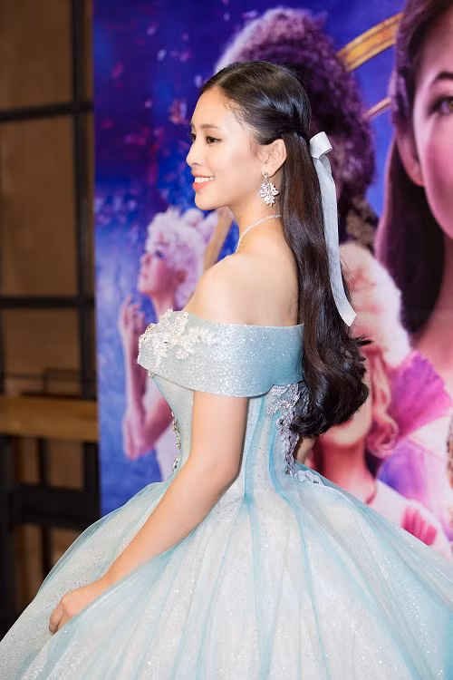 Kể từ khi đăng quang, đây là lần Trần Tiểu Vy xuất hiện lộng lẫy nhất.