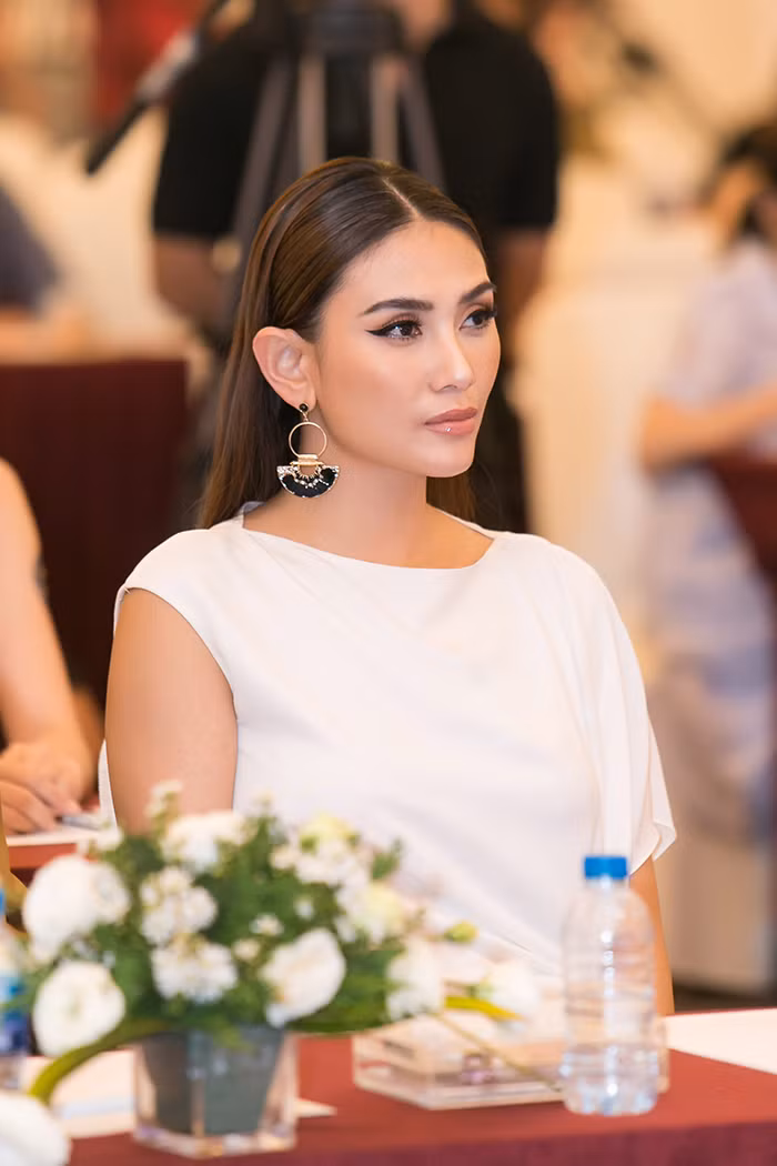 Vo Hoang Yen giai dap tin don “cach mat” Thanh Hang – Minh Hang-Hinh-2