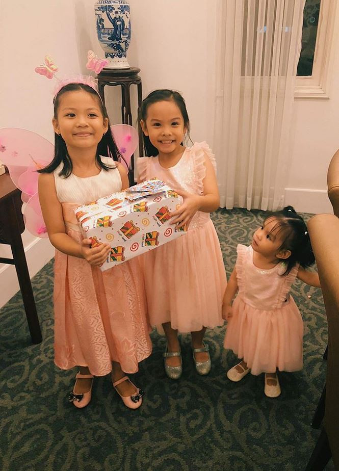 Giữa sóng gió, nữ ca sĩ vẫn bình tâm làm việc cũng như lên tiếng mong mọi người có thể ngưng bàn tán để giữ lại bình yên cho hai con gái nhỏ của mình.