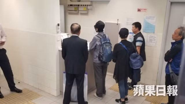 Gia đình làm thủ tục nhận di thể trong khoảng 5 phút.