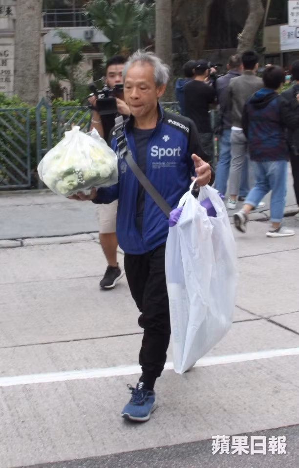 Khoảng 10h sáng, người thân mang theo vòng hoa và đồ vàng mã đến nơi hỏa táng. Nghi lễ diễn ra rất nhanh gọn, kéo dài khoảng 15 phút.