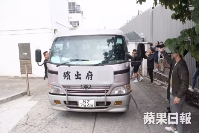 Xe tang đưa linh cữu Lam Khiết Anh đến nơi hỏa táng. Tro cốt của cô được đặt tại nhà thờ.