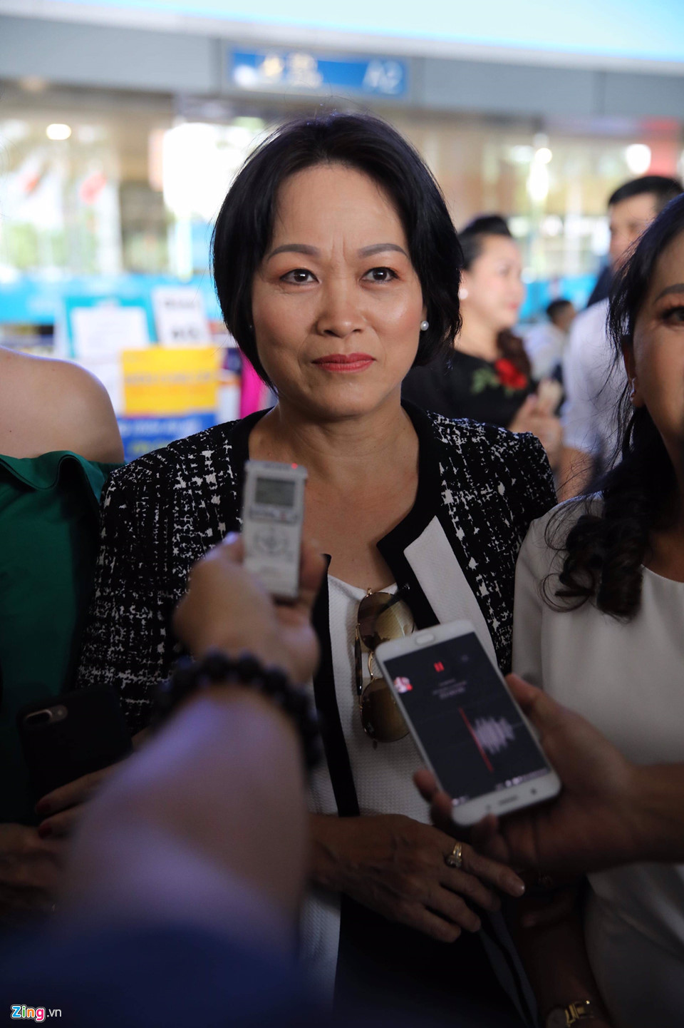 Chia sẻ với báo chí, mẹ Phương Khánh vẫn chưa vơi niềm tự hào vì con gái giành được một trong những danh hiệu hoa hậu danh giá.