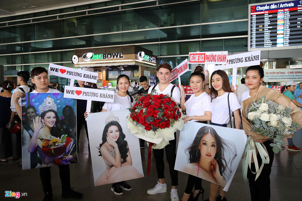 Trước đó, bạn bè và khán giả có mặt từ 13h30 để chờ đón Phương Khánh với nhiều băng rôn chúc mừng.