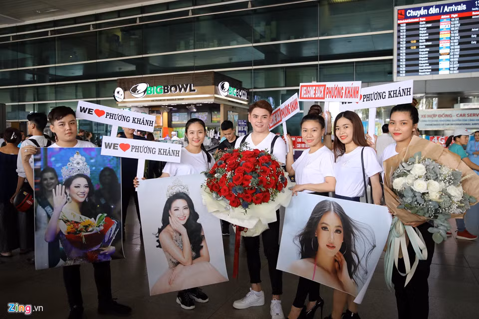 Trước đó, bạn bè và khán giả có mặt từ 13h30 để chờ đón Phương Khánh với nhiều băng rôn chúc mừng.