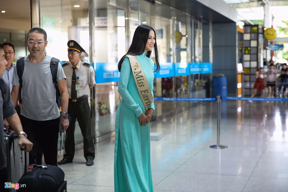 Phương Khánh cúi chào khán giả. Có khoảng 200 khán giả đã ra sân bay chào đón cô trong ngày trở về.