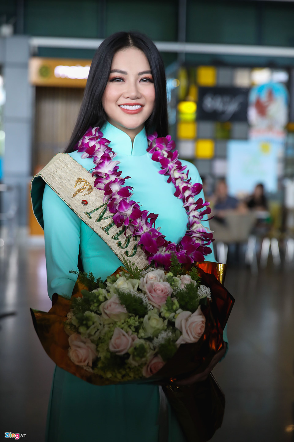 Khoảng 15h, Phương Khánh thay áo dài xanh để bước ra chào khán giả. Cô cũng đeo dải băng Miss Earth nhưng không đội vương miện.