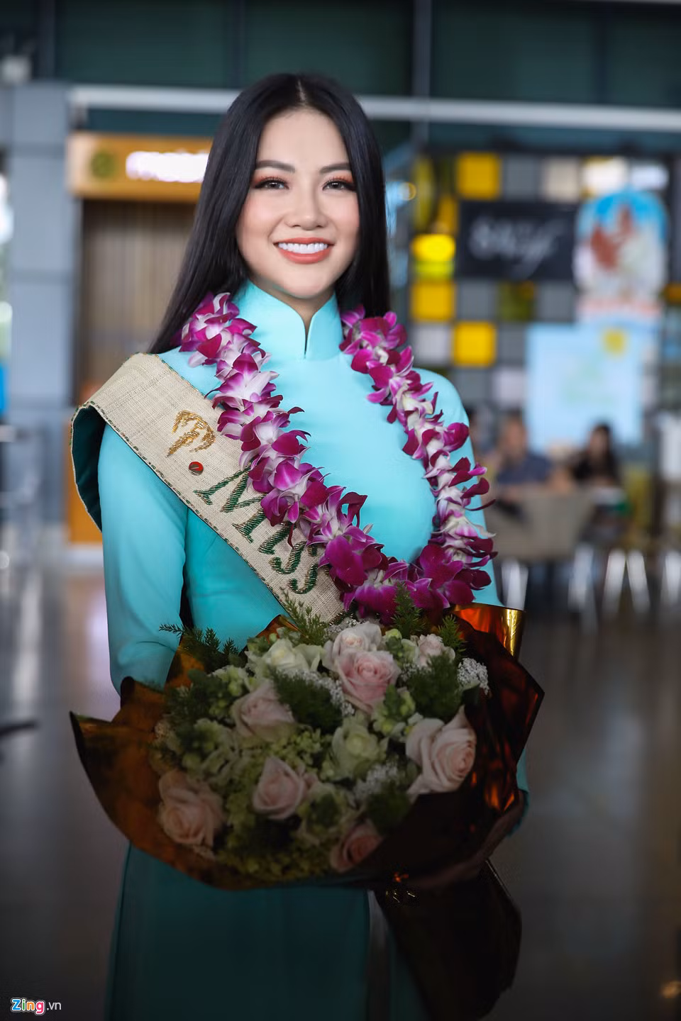 Khoảng 15h, Phương Khánh thay áo dài xanh để bước ra chào khán giả. Cô cũng đeo dải băng Miss Earth nhưng không đội vương miện.