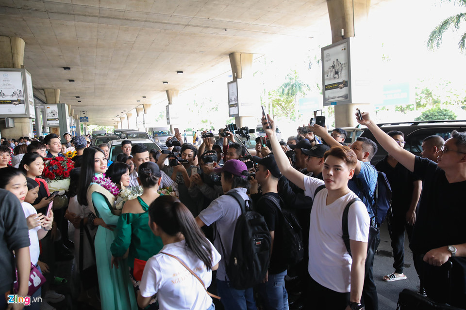 Sự trở về của tân Hoa hậu Trái đất 2018 thu hút sự quan tâm của giới truyền thông ở TP.HCM.