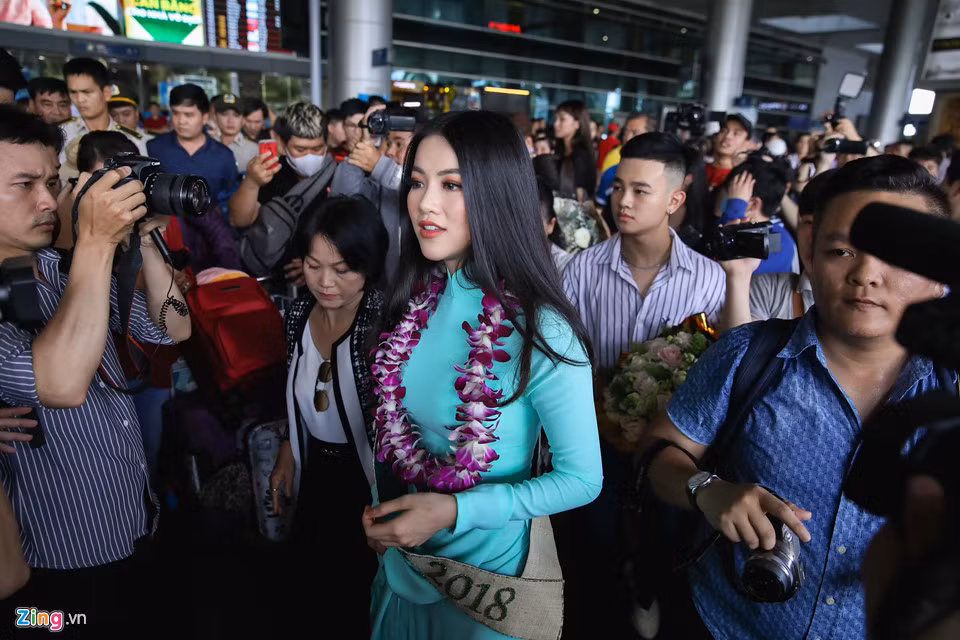 Sau khi chào hỏi khán giả và báo chí, cô cùng mẹ ra về. Ngày mai (12/11), Hoa hậu Phương Khánh sẽ có cuộc gặp gỡ truyền thông ở Việt Nam đầu tiên sau khi đăng quang.