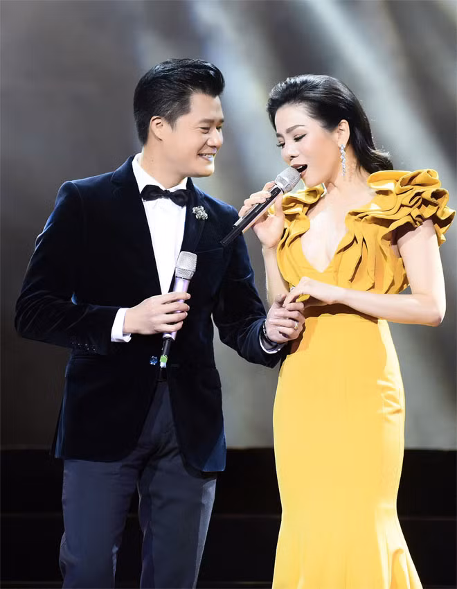 Bà mẹ một con e ấp, thẹn thùng bên Quang Dũng khi cùng anh thể hiện bản tình ca “Còn yêu em mãi”, “Hạ trắng”.