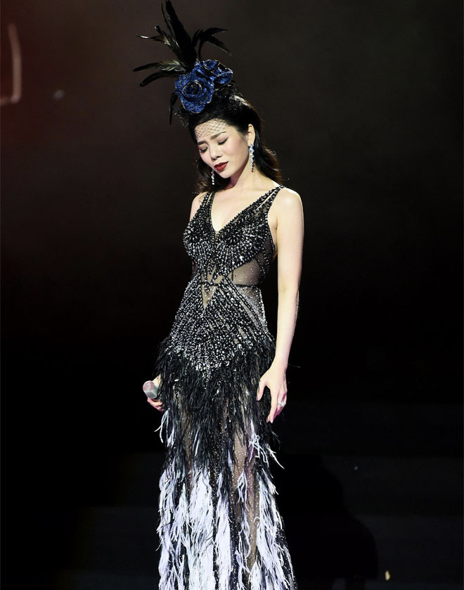 Ngoài việc hát lại loạt ca khúc nổi tiếng nhu “Thu ca”, “Đường xưa”, “Có phải em mùa thu Hà Nội”, “Lại gần hôn em”,... nữ ca sĩ còn lần đầu trình diễn 2 ca khúc mới toanh nằm trong album vol.6 sắp ra mắt vào cuối năm.