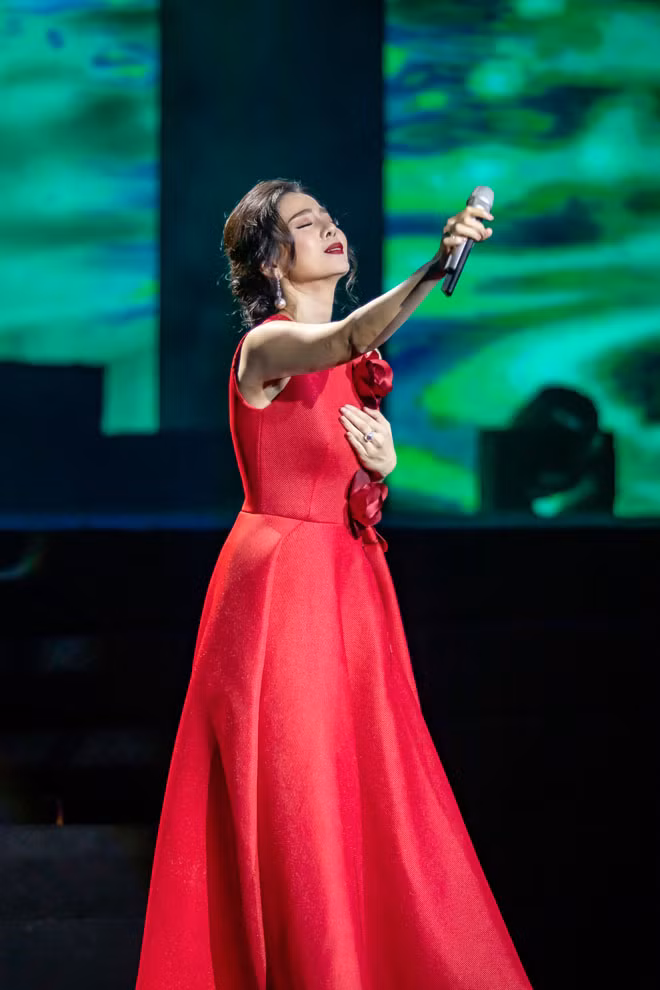 Ngoài ra, vào năm 2019, “nữ hoàng phòng trà” sẽ tổ chức đêm diễn “Q Show 2” kỷ niệm 20 năm ca hát tại Sài Gòn, Hà Nội và nhiều tiểu bang tại Mỹ.