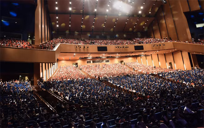 Tối 28/10, nữ ca sĩ đã tổ chức thành công liveshow riêng tại Hà Nội. Trước sức hút của “nữ hoàng phòng trà”, 4.000 chỗ ngồi trong đêm nhạc đã được lấp đầy đến không còn một chỗ trống.