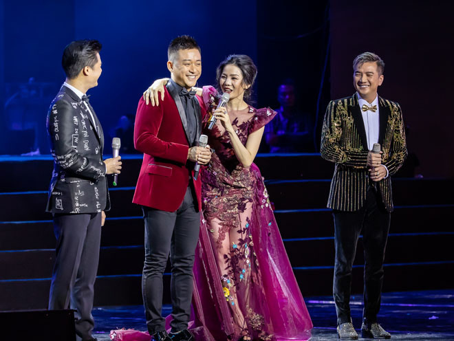 Không chỉ Tuấn Hưng, hai nghệ sĩ Quang Dũng, Mr. Đàm cũng góp mặt trong liveshow Lệ Quyên và cùng cô mang đến tiết mục tứ ca "Thương nhau ngày mưa".